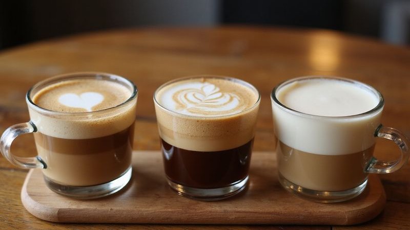 Visual comparison of latte cappuccino and flat white showing milk foam ratios